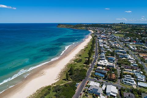 Australian beach with houses on the shoreline
